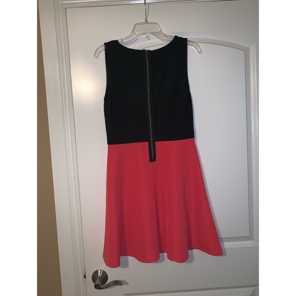 Flattering color block dress fit and flare - Picture 2 of 7